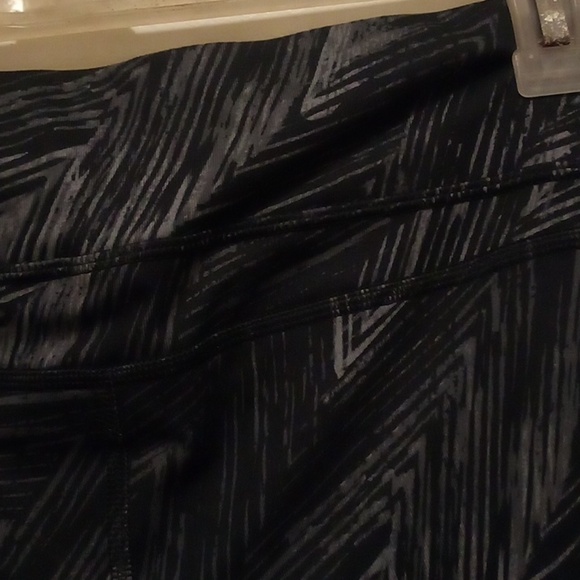 Champion Knee High Workout Legging Shorts - Size Medium - Picture 5 of 7